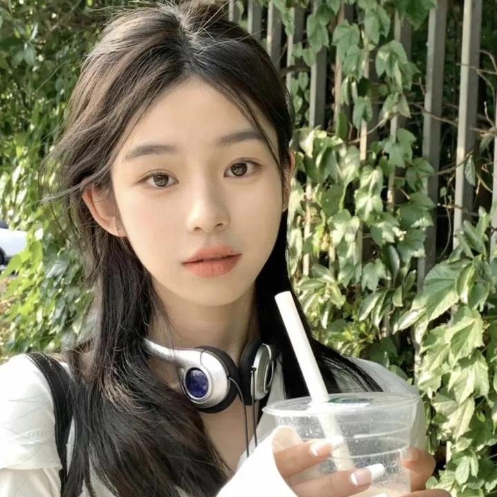 院子里的女人